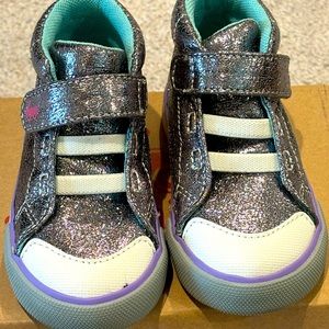 See Kai run size 6 girl shoes in silver ! Barely worn still has new shoe smell
